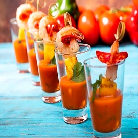 Bankietowa przystawka z krewetką, chorizo, ananasem i gazpacho Bankietowa przystawka z krewetką, chorizo, ananasem i gazpacho